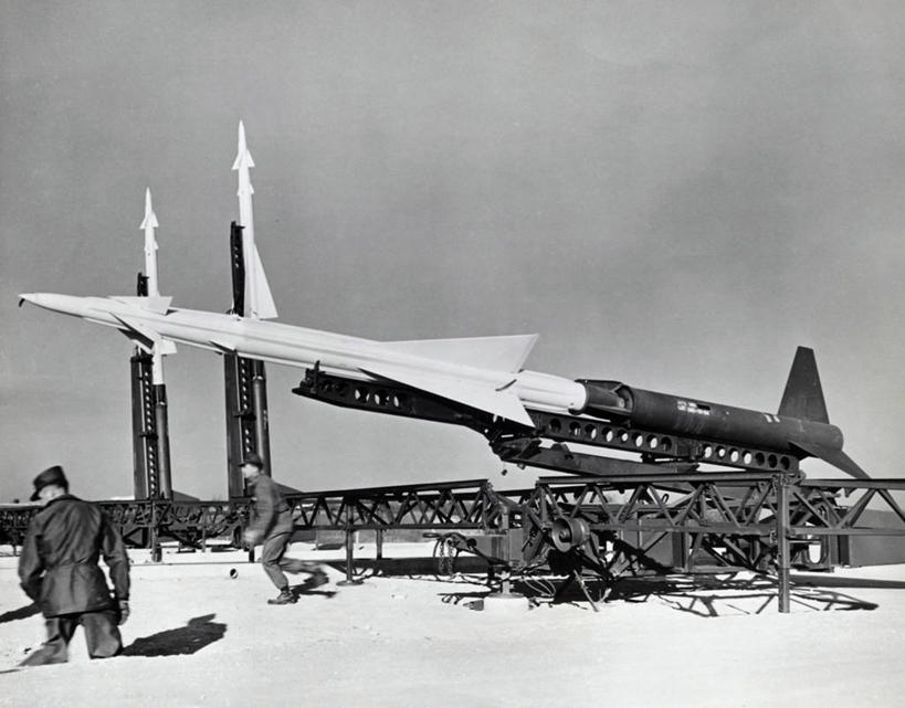 两个人,横图,黑白,室外,白天,技术,美国,阴影,朦胧,模糊,军事,房屋,田地,北,背面,天空,武器,摄影,北美,住房,导弹,勇气,维吉尼亚,胜利女神,英雄,宙斯,危险,美国军事,火箭加速器