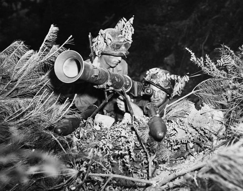 西方人,成年人,脸,头,脸颊,肩,关节,两个人,横图,黑白,室外,夜晚,风险,欧洲,欧洲人,士兵,对抗,冲突,军事,枝,古典,历史,肩膀,武器,战争,人体,摄影,隐藏,暴力,瞄准,努力,军服,毁灭,进攻,导弹,军队,火箭筒,朝鲜半岛,危险,男人,白种人,头部,脸部,脸蛋,面部,美国军事,过去