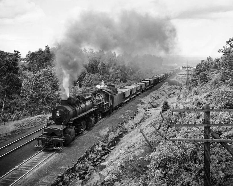 无人,横图,俯视,黑白,室外,白天,烟囱,路,铁路,火车,地平线,地形,陆地,云,高处,辽阔,地面,轨道,交通,铁轨,杆,树,风景,天空,自然,广阔,烟,运输,角度,摄影,一望无际,迅速,货运,延伸,天地相交,无边无际,一马平川,蒸汽机车,高角度拍摄,货运火车