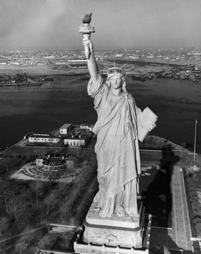 无人,竖图,俯视,黑白,室外,白天,度假,自由,海洋,美景,水,城市风光,城市,建筑,雕塑,自由女神像,纽约,美国,雕像,景观,古典,火把,火炬,历史,娱乐,哈德逊河,自由岛,树,享受,休闲,景色,放松,摄影,北美,美国文化,爱国主义,纽约州,高角度拍摄,海港,过去