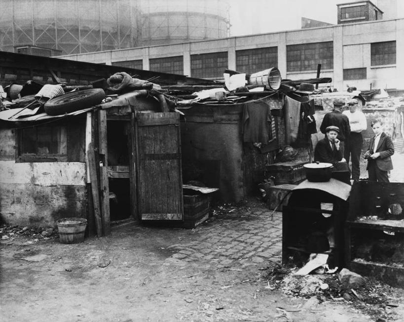 儿童,成年人,四个人,人群,横图,黑白,室外,白天,聚会,门,建筑,街道,帽子,美国,沮丧,聚餐,垃圾,北,古典,历史,打开,摄影,建造,肮脏,奋斗,北美,开启,贫穷,事件,美国文化,邋遢,龌龊,污秽,失业,男人,美国人,社会问题,过去,大萧条