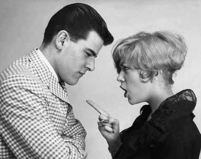 西方人,成年人,脸,头,脸颊,两个人,双手交叉,横图,黑白,室内,特写,欧洲,欧洲人,对抗,指,正装,生气,冲突,大喊,指点,肩膀,面对面,愤怒,摄影,双手抱胸,指向,问题,进攻,谴责,年轻男性,年轻女性,白种人,年轻人,头部,脸部,脸蛋,面部,争论,短发