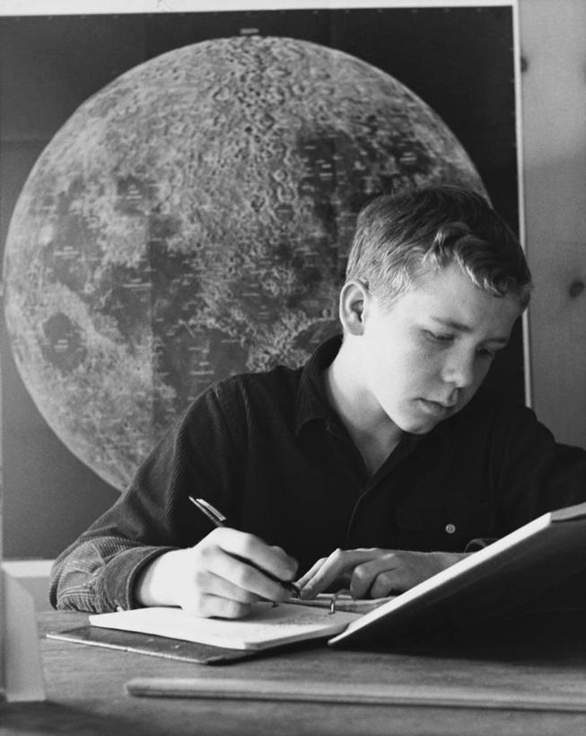 西方人,儿童,少年,脸,头,脸颊,一个人,坐,竖图,黑白,室内,衬衫,纯洁,欧洲,欧洲人,仅一个男性,仅一个人,写,学习,地球仪,月亮,教育,注视,书桌,肩膀,水笔,仅一个年轻男性,小孩,观察,看,行星,可爱,童年,童趣,读书,摄影,观看,察看,专心,知识,关注,青春期,童真,烂漫,无邪,天真,男人,男性,年轻男性,白种人,孩子,头部,脸部,脸蛋,面部,高中生,书,高中,精装书