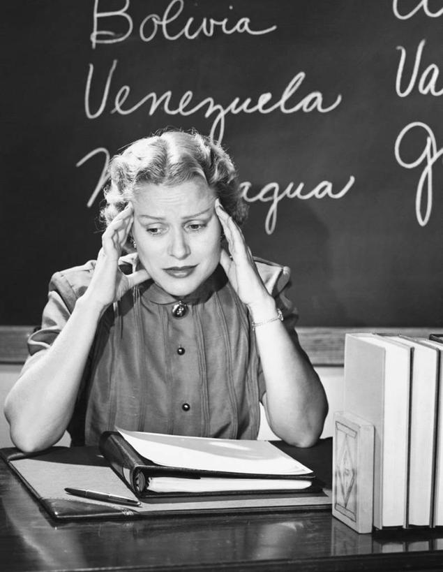 西方人,中年人,老年人,一个人,教师,坐,竖图,黑白,室内,桌子,欧洲,欧洲人,文字,教育,托腮,注视,水笔,黑板,观察,看,教室,摄影,观看,英文字母,手写,头痛,察看,关注,痛苦,问题,女性,白种人,讲师,书,半身