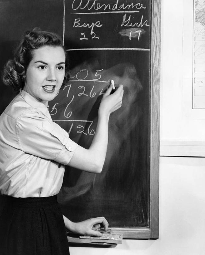 西方人,中年人,老年人,一个人,教师,微笑,竖图,黑白,室内,智慧,欧洲,欧洲人,写,指,数字,文字,教育,指点,粉笔,黑板,教,教室,短袖,摄影,英文字母,手写,指向,数学,掸子,技能,女性,白种人,半身