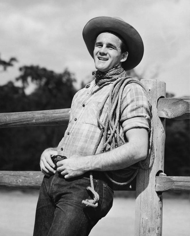 西方人,成年人,一个人,牛仔,微笑,竖图,黑白,室外,白天,衬衫,时尚,幸福,信心,帽子,欧洲,欧洲人,仅一个男性,仅一个人,木制,篱笆,古典,牛仔裤,休闲装,树,仅一个年轻男性,一个,天空,绳子,围巾,靠,靠着,牛仔帽,摄影,生活方式,单个,美国文化,套索,男人,男性,年轻男性,白种人,美国人,年轻人,半身,态度