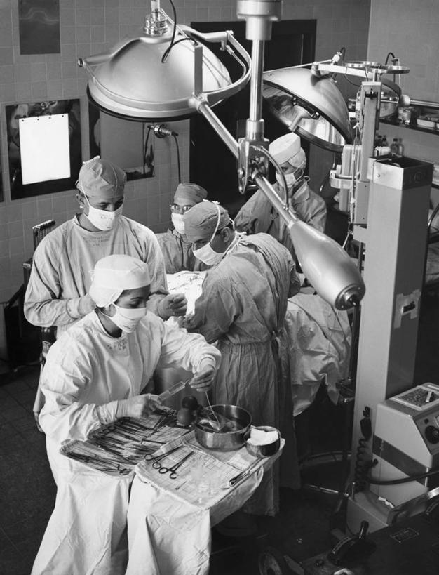 医生,病人,医院,竖图,俯视,黑白,室内,工作服,制服,安全,团队,五个人,分离,眼镜,防护,过滤,分开,口罩,手套,医护人员,医疗人员,隔断,遮掩,摄影,保护,隔离,手术,卫生,手术室,手术灯,专心,掩盖,遮挡,照明设备,关爱,净化,间隔,医疗器械,保险,防护服,预防,遮盖,防尘,外科医生,手术帽,保全,周全,安稳,安定,防护手套,掩饰,断绝,隔开,屏蔽,屏绝,远离,中断,阻遏,阻隔,工作制服,责任,紧迫,技能,手术器械,平安,男性,女性,大夫,高角度拍摄,工作套服,手术衣