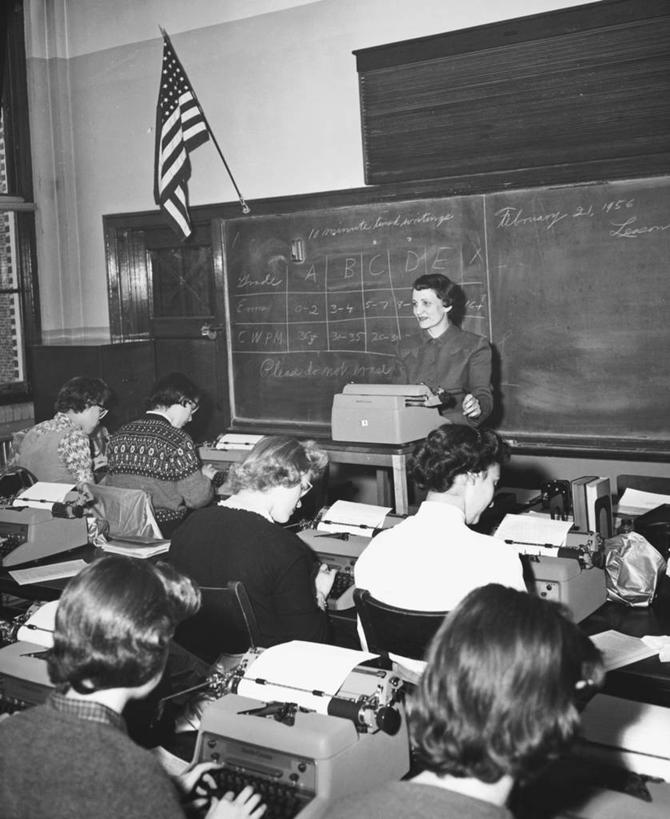 西方人,儿童,少年,成年人,中年人,老年人,脸,头,脸颊,肩,关节,一个人,人群,学生,教师,竖图,黑白,室内,纯洁,旗帜,欧洲,美国,欧洲人,仅一个年轻女性,仅一个女性,仅一个人,一排,整齐,文字,古典,教育,休闲装,书桌,肩膀,排列,小孩,背面,黑板,打字,教室,可爱,童年,童趣,人体,美国国旗,摄影,专心,知识,练习,队列,青春期,打字机,童真,烂漫,无邪,美国文化,教员,一致,天真,老年女性,年轻女性,女孩,女人,女性,白种人,美国人,孩子,头部,脸部,脸蛋,面部,高中生,老师,高中,先生