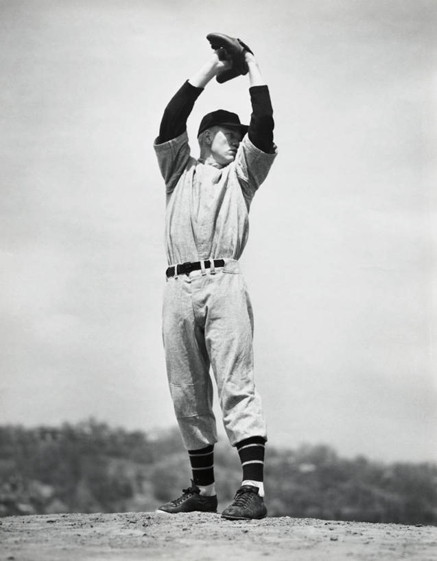 西方人,成年人,中年人,老年人,一个人,同事,棒球运动员,运动场,举,竖图,室外,白天,运动服,成功,运动,合作,团队,集体,信心,竞争,棒球,欧洲,欧洲人,仅一个男性,准备,堆叠,棒球场,棒球帽,球场,竞技运动,投手,场地,队伍,车队,托,鸭舌帽,活力,人体,摄影,领导,成就,棒球服,决心,努力,合伙,领袖,队服,技能,老年男性,男人,中年男性,白种人,手臂,举起,举手,举着,向上举,向上伸,向上托,彩图,对焦