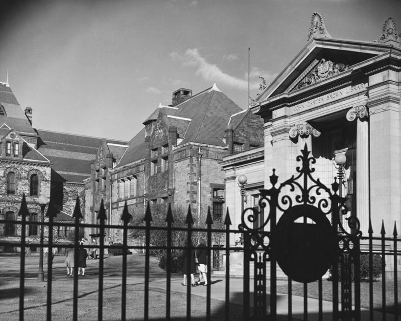 人群,学校,教学楼,横图,黑白,室外,白天,建筑,路,美国,朦胧,模糊,金属,大门,岛,云,褐色,常春藤,北,教育,校园,天空,教室,摄影,活动,北美,罗得岛,普罗维登斯,休闲活动,步行,大学,教学大楼