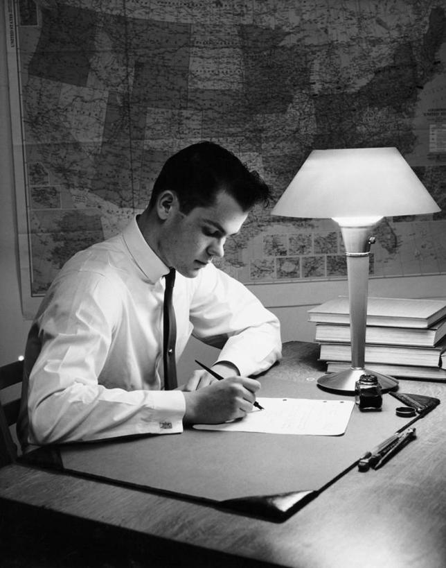 西方人,成年人,一个人,坐,竖图,黑白,室内,衬衫,欧洲,欧洲人,仅一个男性,仅一个人,写,堆叠,正装,地球仪,纸,领带,教育,注视,书桌,仅一个年轻男性,灯罩,观察,看,读书,摄影,观看,照亮,察看,专心,关注,墨水笔,男人,男性,年轻男性,白种人,年轻人,大学生,书,半身