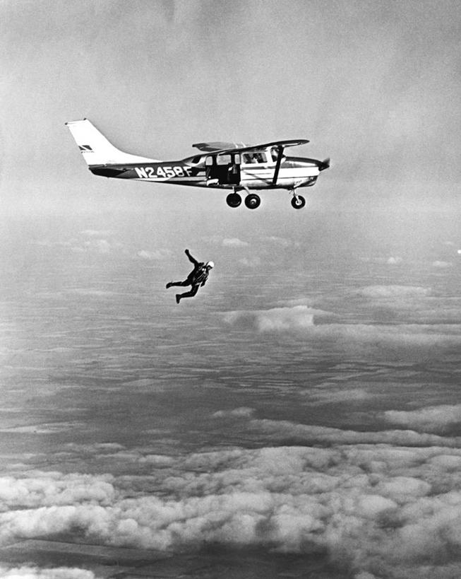 一个人,跳,竖图,黑白,室外,白天,兴奋,自由,风险,运动,海洋,风,飞机,降落伞,朦胧,模糊,数字,云,半空,着陆,极限运动,飞,刺激,天空,运输,摄影,落下,活动,动作,登陆,飞行器,载具,下降,降落,挑战,特技,勇气,航空工具,减速器,冒险,危险,跳伞运动