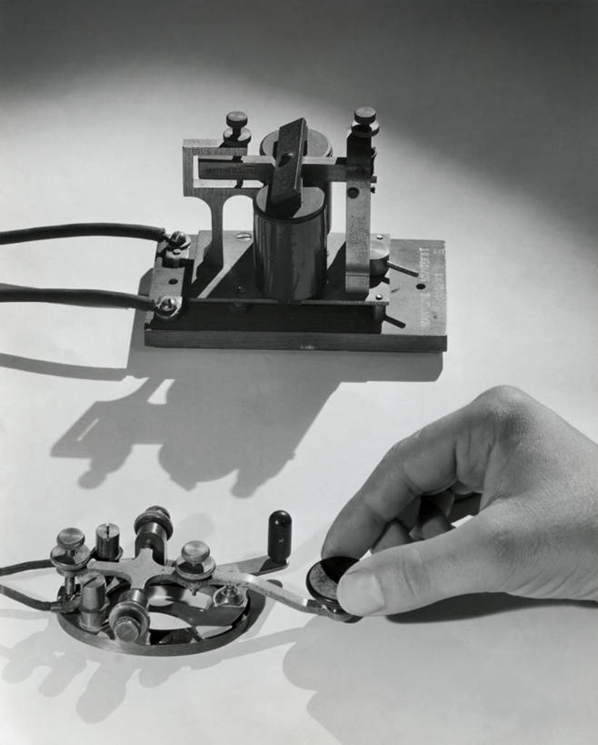 手,一个人,推,竖图,室内,特写,通讯,技术,阴影,金属,钥匙,古典,两个,人体,摄影,部分,机件,电报机,彩图,过去