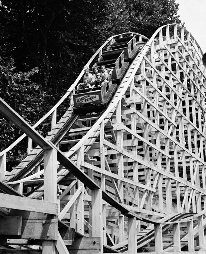 游乐园,竖图,黑白,室外,白天,游戏,五个人,朦胧,模糊,木制,玩,娱乐,过山车,休闲,乐趣,摄影,游乐设施,活动,享乐,发泄,消遣,智力,宣泄,游艺设施,休闲活动,玩耍,嬉戏