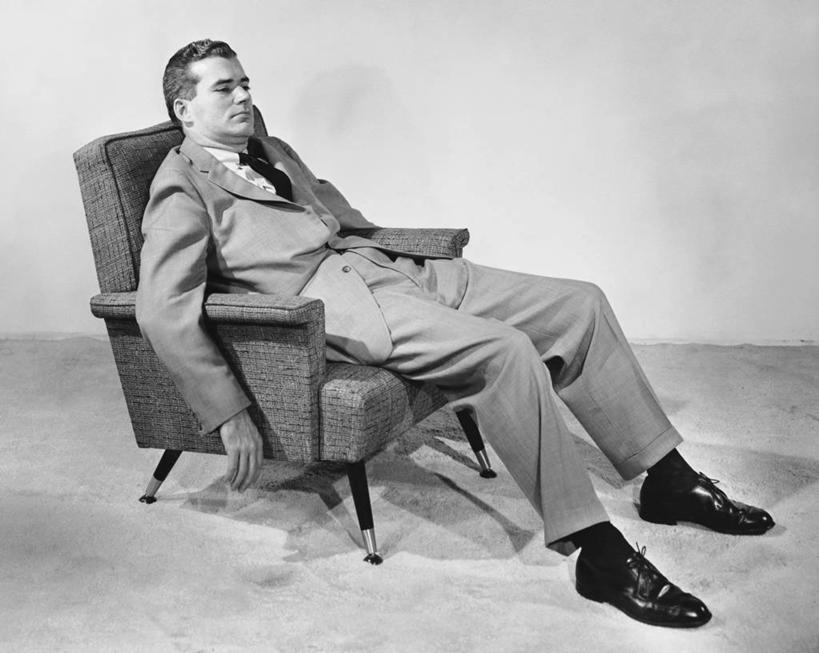 西方人,成年人,中年人,老年人,一个人,商务人士,商务男性,躺,横图,黑白,室内,衬衫,商务,地板,欧洲,欧洲人,仅一个男性,套装,休息,疲倦,放松,摄影,疲劳,扶手椅,疲惫,企业,公司,商务装,困乏,工薪阶层,疲乏,委顿,疲困,疲顿,疲钝,倦怠,怠倦,卧着,老年男性,男人,中年男性,白种人,白领,上班族,躺着,卧,衬衣