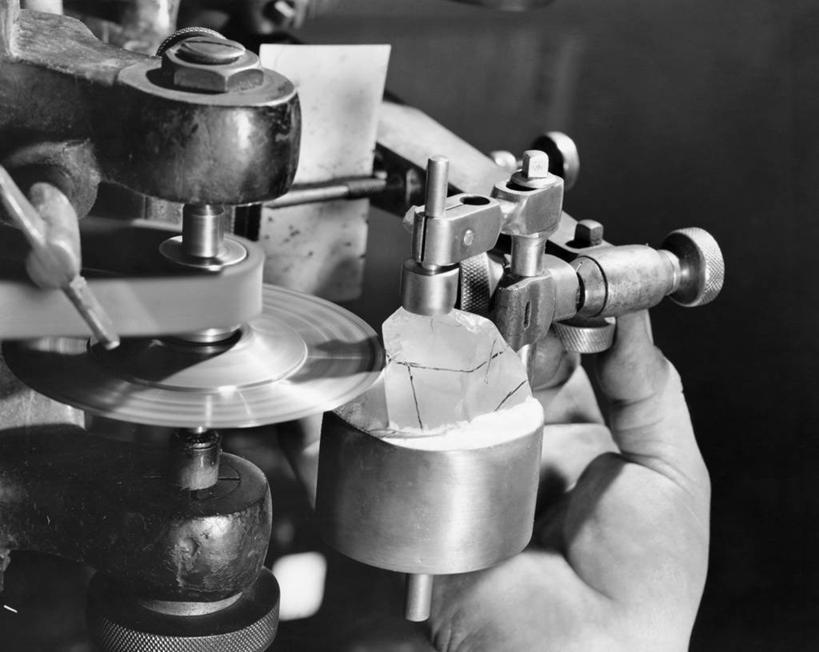 手,一个人,横图,黑白,室内,特写,金属,钻石,职业,工业,人体,摄影,部分,制造,准确,珠宝商,调整,技能,美术工艺