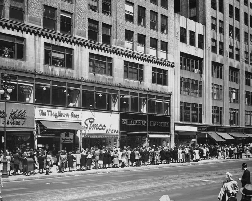 成年人,人群,商店,横图,黑白,室外,白天,商务,消费,城市,道路,建筑,街道,路,指示牌,公路,纽约,美国,一排,整齐,标志,文字,曼哈顿,交通,标识,排列,零售,摄影,北美,队列,等,群众,市区,纽约州,尼龙,男人,女人,马路,42街