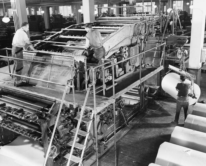 成年人,三个人,人群,工厂,栏杆,横图,黑白,室内,报纸,纸,纸盒,工人,职业,卷起,工业,摄影,制造,合伙,印刷机,印刷厂,员工,匠人,劳动者,体力工