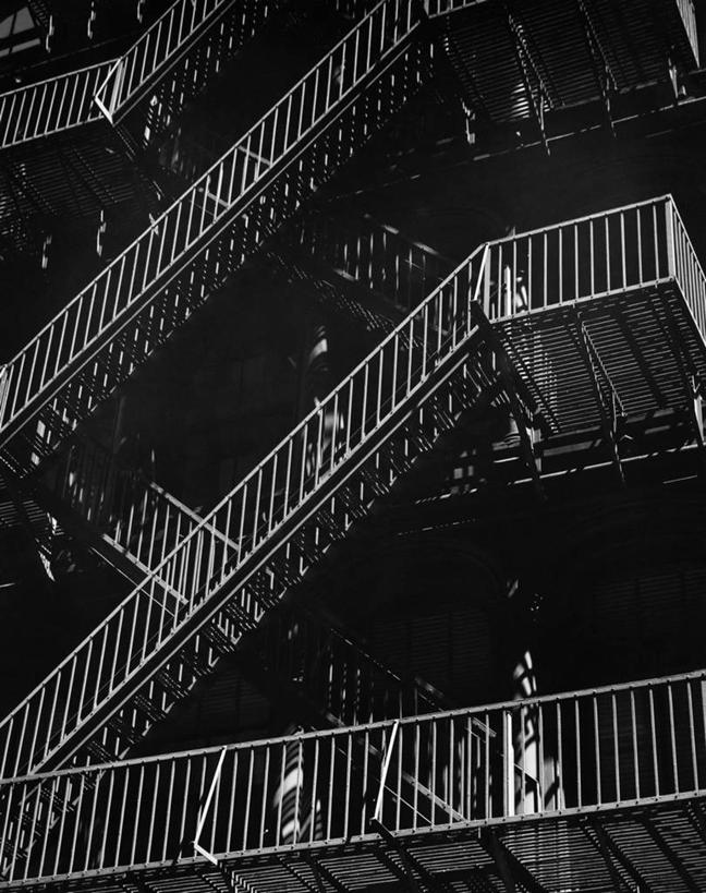 手,无人,栏杆,竖图,黑白,室外,白天,仰视,安全,楼梯,建筑,火,金属,扶手,阶梯,护栏,台阶,人体,角度,摄影,保护,住房,低角度拍摄,防火梯,居住区