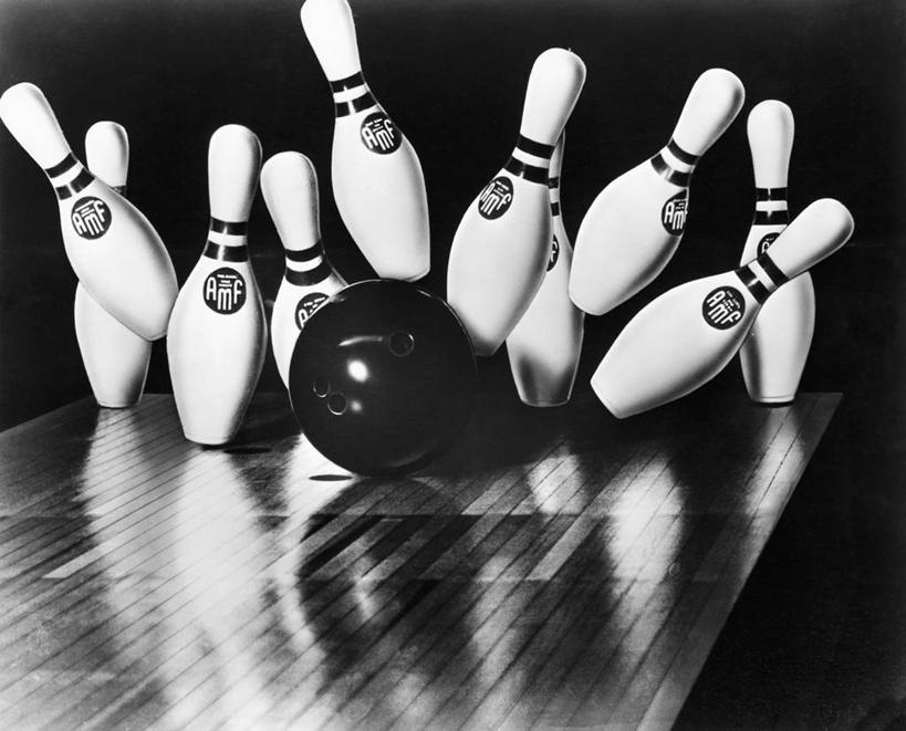 无人,横图,黑白,室内,成功,运动,保龄球,静物,保龄球馆,保龄球球瓶,竞技运动,球道,击打,摄影,准确,撞击,球馆,保龄球道,技能