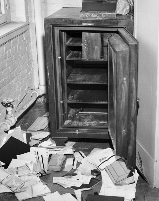 无人,竖图,黑白,室内,特写,风险,纸,凌乱,打开,保险箱,摄影,犯罪,开启,文档,盗窃,偷窃,盗贼,偷盗,入室盗窃