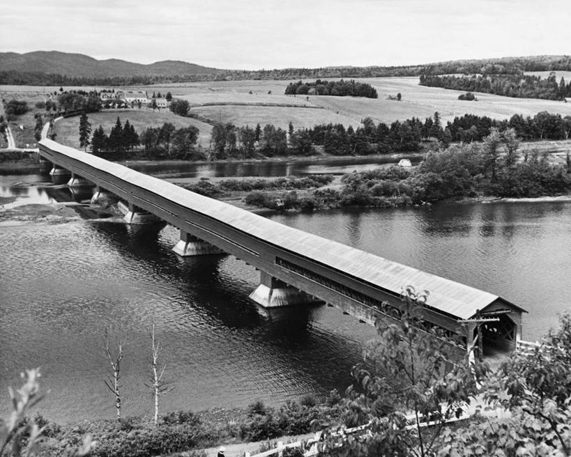 无人,横图,俯视,黑白,室外,白天,河流,水,建筑,加拿大,覆盖,十字架,地平线,陆地,田地,桥,高处,辽阔,地面,北,联系,树,天空,广阔,角度,摄影,一望无际,延伸,廊桥,天地相交,无边无际,一马平川,圣人,高角度拍摄,旅行,纽宾士域,圣约翰河,横越