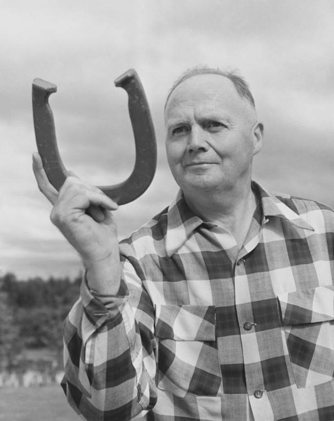 西方人,成年人,中年人,老年人,一个人,微笑,竖图,室外,白天,金属制品,欧洲,欧洲人,仅一个男性,仅一个人,仅一个中年男性,金属,休闲装,衣领,打开,摄影,生活方式,活动,专心,开启,决心,马蹄铁,老年男性,男人,男性,中年男性,白种人,休闲活动,半身,彩图,对焦,开领