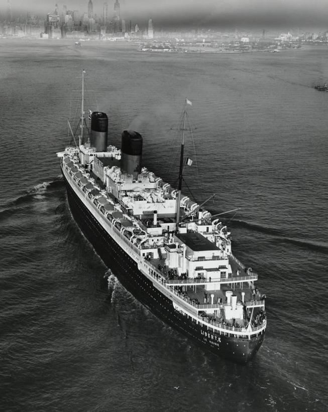 无人,竖图,俯视,黑白,室外,白天,度假,旅途,海洋,水,城市,船,纽约,美国,波纹,北,现代,邮轮,烟,运输,角度,摄影,建造,北美,纽约州,纽约港,高角度拍摄,旅行,海港