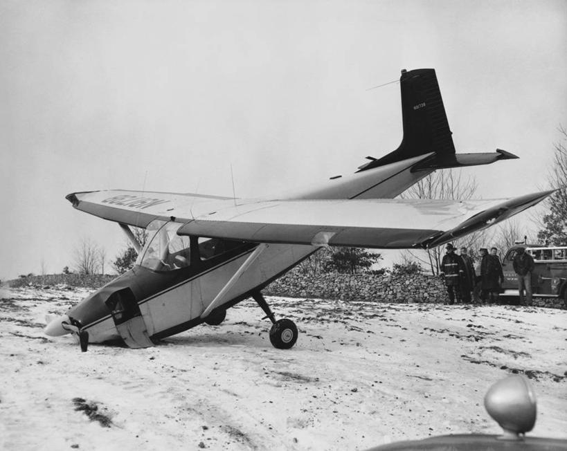 横图,黑白,室外,白天,飞机,救护车,五个人,朦胧,模糊,田地,天空,运输,摄影,碰撞,飞行器,不幸,毁灭