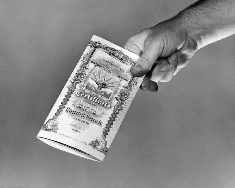 手,一个人,横图,黑白,室内,特写,股票,朦胧,模糊,文字,储蓄,财富,金融,人体,摄影,英文字母,部分,证书,交易所