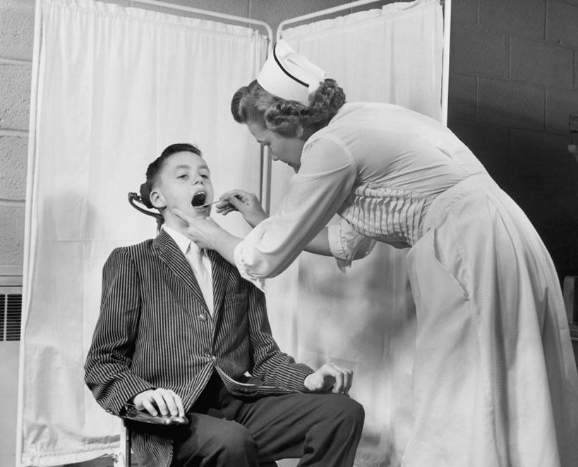 西方人,儿童,成年人,中年人,老年人,嘴,两个人,病人,护士,医院,坐,横图,黑白,室内,衬衫,制服,纯洁,窗帘,椅子,欧洲,欧洲人,正装,检查,领带,设备,物品,小孩,打开,张嘴,生病,可爱,童年,童趣,人体,摄影,协助,年龄,白衣天使,开启,关爱,医疗器械,医疗工具,张大嘴巴,童真,烂漫,无邪,压舌板,技能,天真,老年女性,男孩,女人,白种人,孩子,舌头,口,口腔,嘴巴,嘴唇,张开嘴