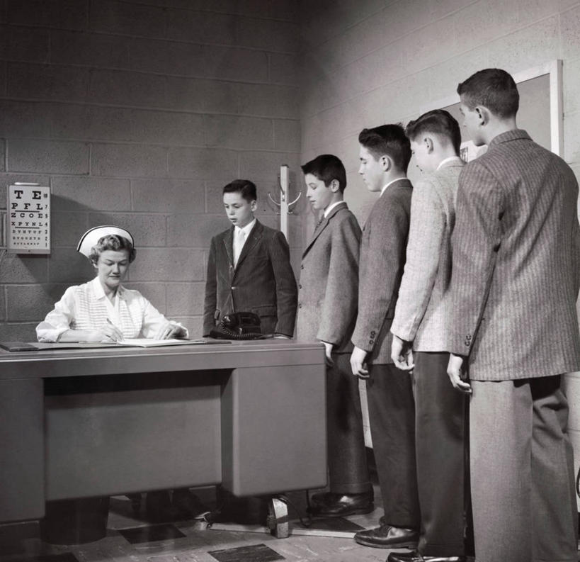 西方人,儿童,少年,成年人,中年人,老年人,眼睛,一个人,人群,护士,坐,横图,黑白,室内,制服,纯洁,欧洲,欧洲人,瞳孔,仅一个男性,仅一个人,一排,写,套装,正装,整齐,列队,图表,注视,书桌,排列,仅一个年轻男性,小孩,背面,观察,看,排队,校服,可爱,童年,童趣,服务,人体,眼部,摄影,观看,察看,白衣天使,队列,关注,青春期,视力表,等,童真,烂漫,无邪,技能,天真,老年女性,男孩,男人,男性,年轻男性,女人,中年女性,白种人,孩子,眼,彩图