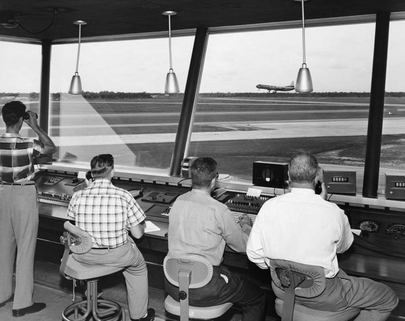 成年人,四个人,人群,机场,坐,横图,黑白,室内,白天,衬衫,飞机,椅子,朦胧,模糊,背面,天空,职业,运输,摄影,电灯,控制,飞行器,合伙,技能,技术员,飞机跑道