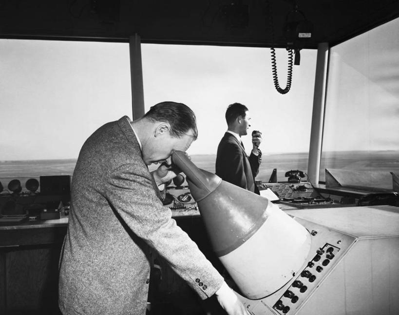 西方人,成年人,中年人,老年人,两个人,机场,横图,黑白,室内,白天,通讯,雷达,窗户,欧洲,欧洲人,套装,正装,天空,摄影,指导,控制,准确,麦克风,老年男性,年轻男性,中年男性,白种人,年轻人,说话,半身