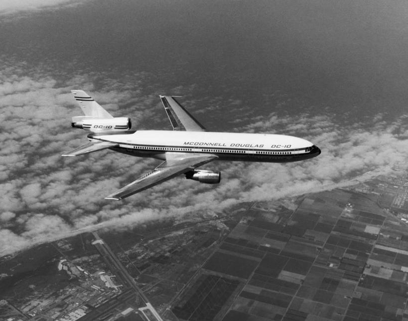 无人,横图,俯视,黑白,室外,白天,飞机,云,交通,航空,飞,天空,交通工具,运输,摄影,飞行器,客机,载具,高角度拍摄,旅行,道格拉斯DC-10