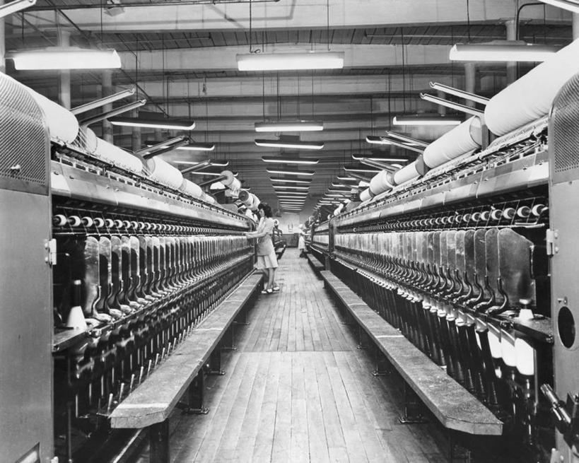 一个人,横图,黑白,室内,朦胧,模糊,缠绕,走廊,过道,工人,职业,工业,摄影,羊毛,制造,纺织厂,线轴,荧光灯,技能,机件,员工,匠人,劳动者,体力工,官位,官职,职位,纺织工业