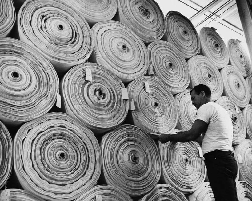 成年人,中年人,老年人,一个人,横图,黑白,室内,纺织品,仅一个男性,堆叠,捆,职业,卷起,工业,摄影,制造,纺织厂,老年男性,中年男性,官位,官职,职位,纺织工业