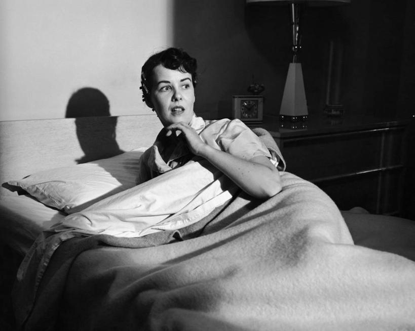 西方人,一个人,横图,黑白,室内,床,卧室,欧洲,欧洲人,撑,阴影,睡衣,毯子,托腮,床头柜,枕头,托,摄影,惊奇,侧卧,恐怖,托下巴,危险,震惊,女性,白种人,年轻人,短发