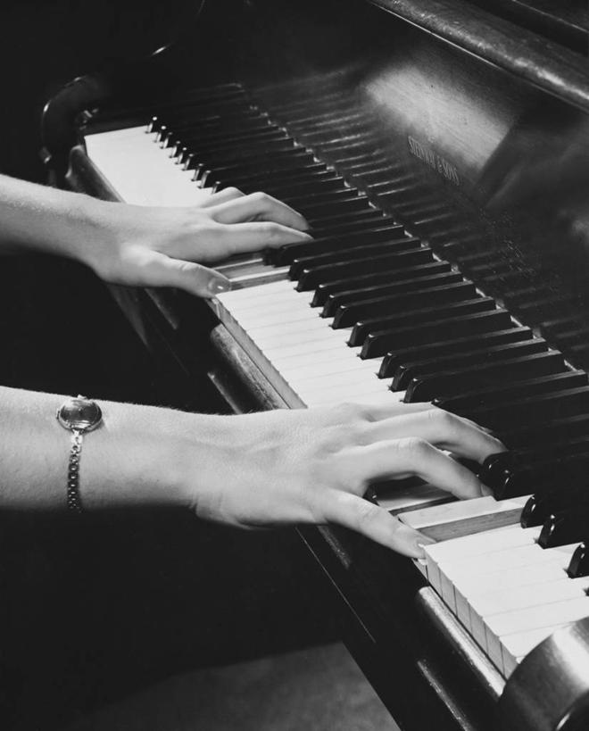 成年人,手,一个人,竖图,俯视,黑白,室内,仅一个女性,表演,钢琴,乐器,音乐,人体,角度,摄影,部分,腕表,键盘乐器,练习,技能,女人,高角度拍摄