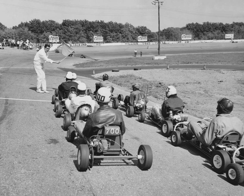 西方人,成年人,人群,起跑线,坐,横图,俯视,黑白,室外,白天,锻炼,快乐,友谊,比赛,运动,竞争,汽车,赛车,旗帜,欧洲,欧洲人,弯腰,准备,休闲装,娱乐,车,背面,安全帽,交通工具,休闲,发动机,角度,摄影,活动,年龄,碰撞,体育运动,载具,卡丁车,微型汽车,微型赛车,体育,男人,白种人,休闲活动,高角度拍摄,健身,径赛