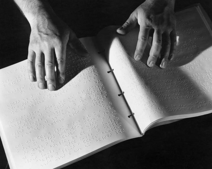 手,一个人,横图,俯视,黑白,室内,特写,起伏,标志,文字,字符,教育,标识,手指,读书,人体,摄影,部分,凹凸,视力,盲人,盲文,点字,凸字,触摸,高角度拍摄,布莱叶点字法,感知