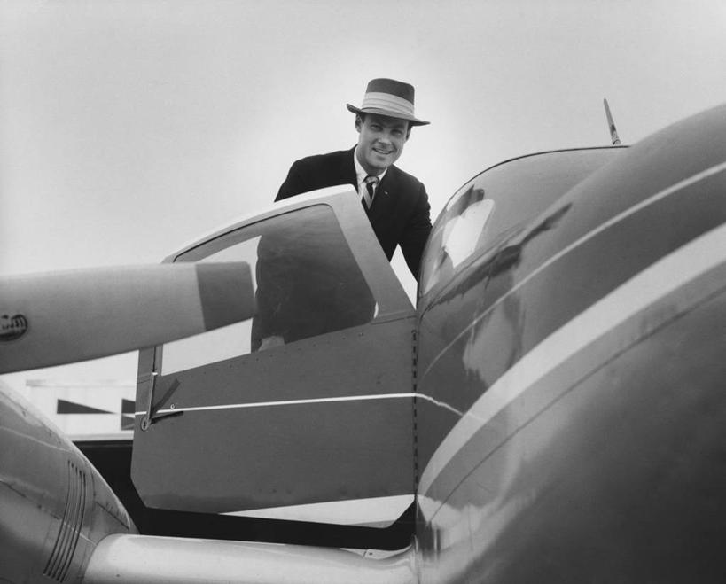 西方人,成年人,中年人,老年人,一个人,商务人士,商务男性,机场,微笑,横图,黑白,室内,仰视,衬衫,商务,幸福,旅途,飞机,帽子,欧洲,欧洲人,仅一个男性,套装,车门,打开,运输,摄影,离开,飞行器,开启,进入,肖像,商务装,上车,工薪阶层,老年男性,中年男性,白种人,白领,上班族,半身,低角度拍摄,衬衣,旅行,商务旅行,私人飞机