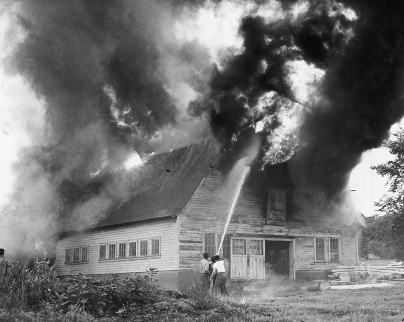 成年人,三个人,人群,消防员,横图,黑白,室外,白天,风险,安全,水,建筑,火,喷,飞溅,房屋,燃烧,水管,浇水,草,树,背面,职业,烟,摄影,建造,消防,软管,住房,打斗,主题,保险,毁灭,灭火,勇气,消防器材,英雄,援救,危险,男人,水带,消防水带