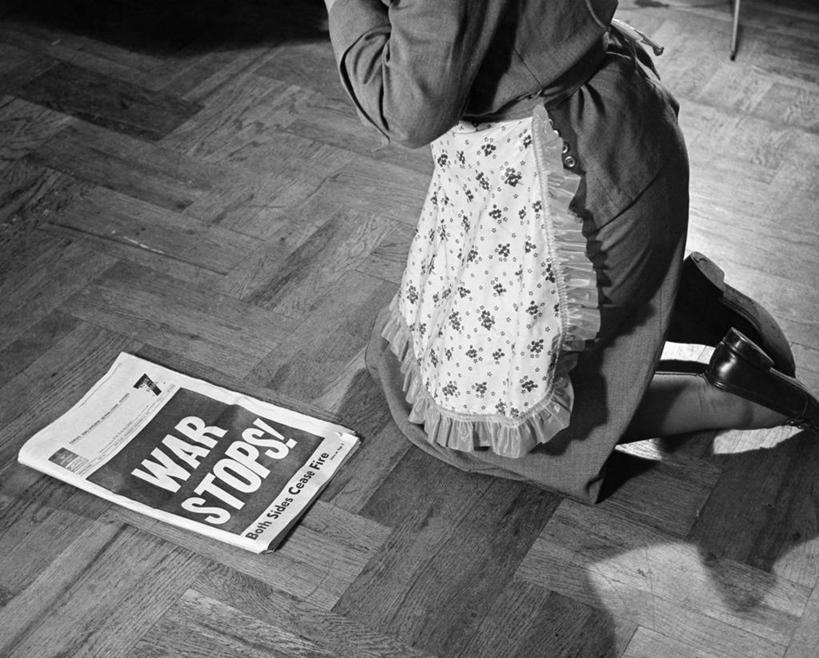 一个人,横图,黑白,室内,报纸,朦胧,模糊,围裙,文字,战争,摄影,英文字母,结束,大写字母,跪着,社会问题,传媒,减轻,结尾