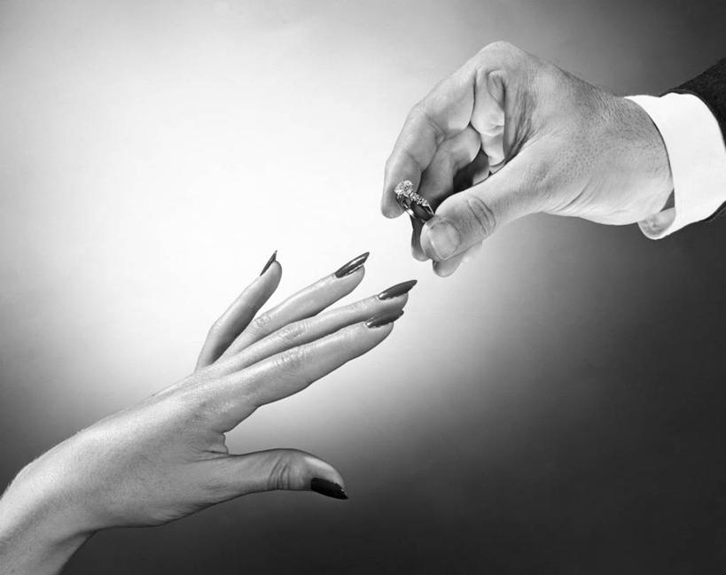 成年人,手,指甲,两个人,横图,黑白,室内,特写,婚礼,连接,结婚戒指,手指,人体,摄影,部分,贡献,异性恋,开端,男人,女人,伴侣,订婚,订婚戒指