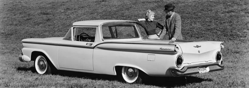 两个人,横图,全景,黑白,室外,白天,汽车,朦胧,模糊,古典,车,交通工具,靠,靠着,运输,摄影,停止,载具,老爷车,暂停,停滞,半身,皮卡车