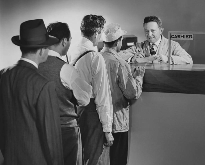 西方人,成年人,中年人,老年人,脸,头,脸颊,肩,关节,一个人,人群,银行,双手交叉,微笑,横图,黑白,室内,白天,商务,帽子,欧洲,欧洲人,仅一个男性,仅一个人,仅一个中年男性,五个人,一排,正装,整齐,工作,列队,听,休闲装,肩膀,排列,背面,排队,收银员,鸭舌帽,金融,工业,人体,摄影,支票,放置,双手抱胸,付款,队列,购买,忙碌,等,合伙,信任,老年男性,男人,男性,中年男性,白种人,头部,手臂,脸部,脸蛋,面部,说话,半身,横越,星期五