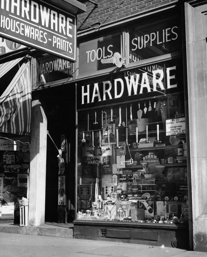 无人,商店,竖图,黑白,室外,白天,消费,窗户,落地窗,橱窗,指示牌,标志,锤子,工具,牌子,文字,标识,商铺,招牌,玻璃窗,零售,摄影,英文字母,泥铲,玻璃橱窗,市肆,商号,大写字母,店铺,五金店,店标