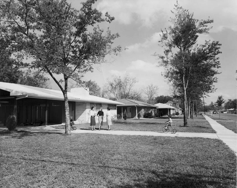 儿童,成年人,人群,说,横图,黑白,室外,白天,裙子,讨论,草坪,建筑,街道,路,自行车,汽车,美国,五个人,朦胧,模糊,房屋,庭院,陆地,云,人行道,三轮车,北,休闲装,现代,车,脚踏车,草,树,骑,天空,社区,交通工具,骑车,运输,摄影,活动,北美,住房,载具,发展,路易斯安那州,交流,女人,休闲活动,沟通,讲话,交谈,商讨,说话,谈话,旅行,居住区,房屋建设