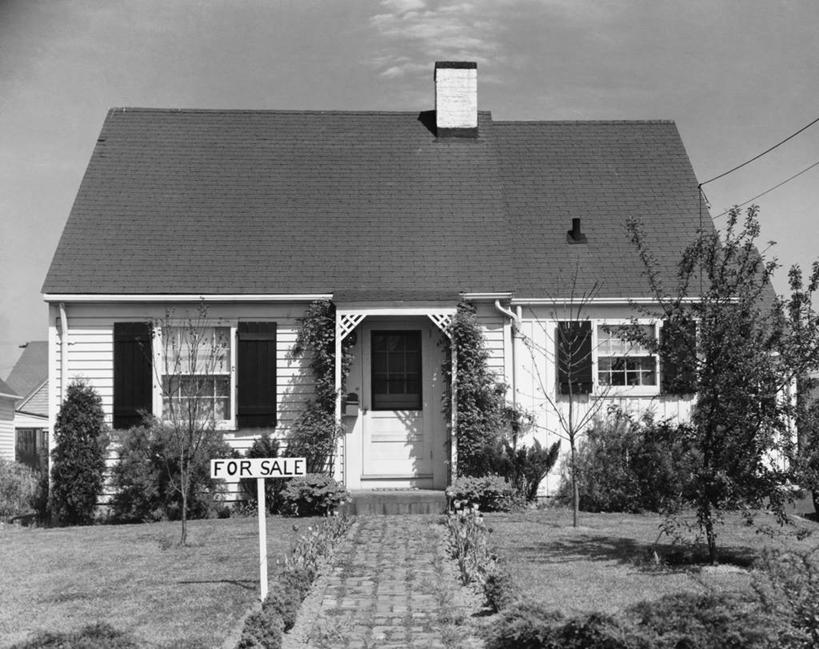 无人,横图,黑白,室外,白天,通讯,烟囱,草坪,建筑,文字,房屋,草,天空,摄影,英文字母,住房,房地产